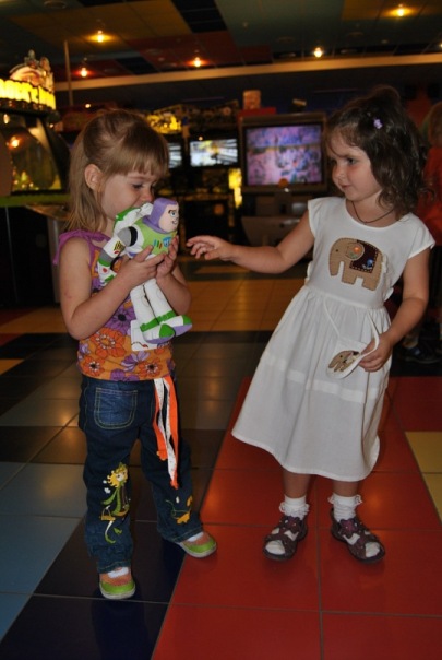 Алиса в детском развлекательном центре